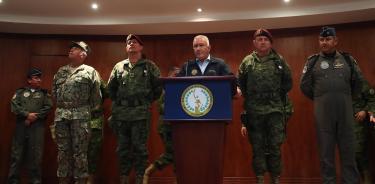 El ministro de Defensa de Ecuador, Luis Lara, flanqueado por la cúpula militar ofrece una rueda de prensa hoy, en Quito (Ecuador)