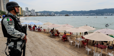 Integrantes de la Guardia Nacional (GN) vigilan playas, el 10 de agosto de 2023, al balneario de Acapulco, estado de Guerrero (México).