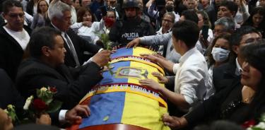 Allegados rodean el féretro del candidato Fernando Villavicencio, durante un velatorio público en el Centro de Exposiciones hoy, en Quito