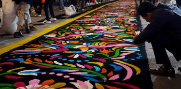 Artesanos elaboran tapetes de aserrín con distintos mosaicos y diseños para celebrar la 