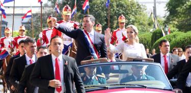 El nuevo presidente Paraguay, Santiago Peña, saluda junto a su esposa a la multitud en Asunción