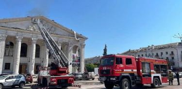 Una foto distribuida por el Servicio Estatal de Emergencia con rescatistas en el Teatro Dramático, en el centro de la ciudad
