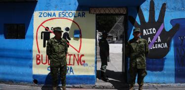 Militares distribuyen material electoral de cara a las elecciones presidenciales y legislativas extraordinarias de Ecuador