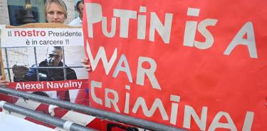 Exiliados rusos protestan en Milán contra el régimen de Putin y exigen la libertad de su 