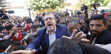 [8:38 p. m., 20/8/2023] Fran: Una multitud de reporteros se arremolina en torno al candidato Bernardo Arévalo de León tras votar en la capital guatemalteca