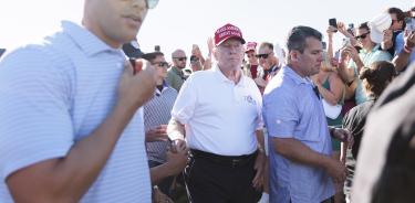 Trump saluda a simpatizantes en su campo de golf en Nueva Jersey el pasado 13 de agosto en su última aparición pública