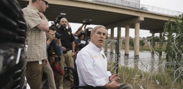 El gobernador de Texas, este lunes ante la orilla alambrada del lado estadounidense del río Bravo