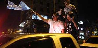 Guatemaltecos, en su mayoría jóvenes, celebraron toda la madrugada en la capital la victoria del candidato progresista