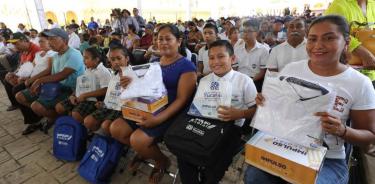 Estudiantes de Yucatán reciben uniformes escolares