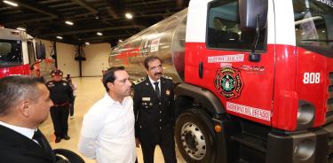 Gobernador de Yucatán, Mauricio Vila Dosal y elementos de bomberos del Estado