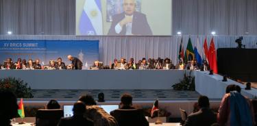 El presidente argentino Alberto Ángel Fernández aparece en una pantalla mientras se dirige a la 15ª Cumbre de los BRICS