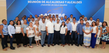 Gobernador de Yucatán, Mauricio Vila Dosal junto con alcaldesas y alcaldes del Estado