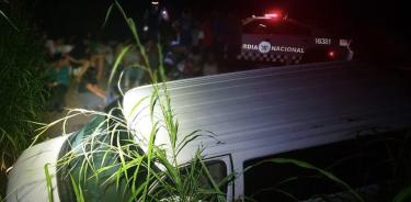 Se descarrila camioneta con 27 migrantes extranjeros en carretera de Veracruz; fueron auxiliados por el INM