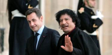 Nicolas Sarkozy junto al líder libio Moammar Gadafi