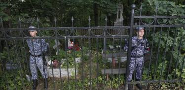 Uniformados rusos hacen guardia frente a la tumba del líder del grupo Wagner en un cementerio de San Petersburgo