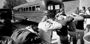 Militares golpista vigilan la llegada de detenidos al estadio de Chile el 11 de septiembre de 1973