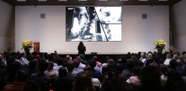 La diseñadora generativa británica Chantal Matar, especializada en arte multimedia y digital, dictó la conferencia de apertura del foro.