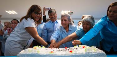 La alcaldesa de Texcoco, Sandra Luz Falcón Venegas, celebró con los abuelitos del club “Mis años dorados”, su cuarto aniversario/
