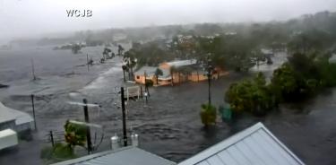 Cámara recoge la marea ciclónica avanzando desde el mar hasta inundar la localidad de Steinhatchee, en la región conocida como Big Bend (Gran Curva), en el noroeste de  Florida