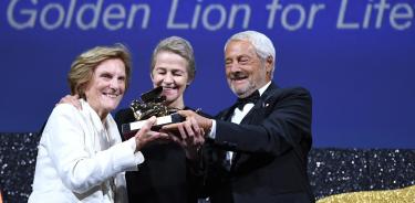 La cineasta italiana Liliana Cavani (I) recibe el León de Oro Honorífico de mano de Roberto Cicutto (D) y la actriz británica Charlotte Rampling (C)