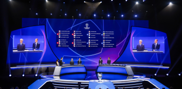 Los grupos de la Liga de Campeones de la UEFA se muestran en un panel electrónico durante el evento de inicio de la temporada de fútbol del Club Europeo de la UEFA