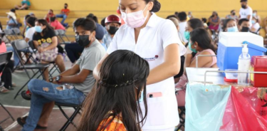 Una niña de Yucatán recibe vacuna contra Covid