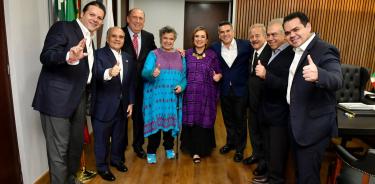 Beatriz Paredes reapareció en la sede nacional del PRI, junto a Xóchitl Gálvez. Muy sonrientes ambas posaron juntos a líderes del tricolor.