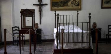otografía del 6 de febrero de 2020, donde se observa la cama donde murió el poeta nicaragüense Rubén Darío en la casa archivo que lleva su nombre.