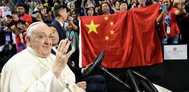 Una veintena de católicos chinos fieles al Vaticano saluda con la bandera del régimen comunista al paso de Francisco en el estadio Estepa Arena de Ulan Bator