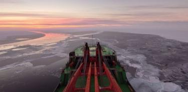 El buque de investigación Akademik Tryoshnikov navega en el Océano Ártico en un crucero científico de 2021 en el programa del Sistema de Observación de las Cuencas de Nansen y Amundsen.