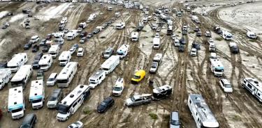 Cientos de vehículos atrapados en el lodo en el desierto Black Rock de Nevada