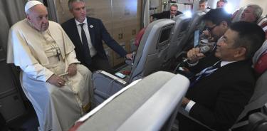 El papa habla con los corresponsales desde el avión que lo traslada a Roma desde su visita a Mongolia