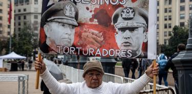 Un hombre se manifiesta este lunes en Santiago contra el golpe de Pinochet y los represores militares chilenos