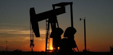 El precio del petróleo se dispara por recortes de producción de Rusia y Arabia Saudita