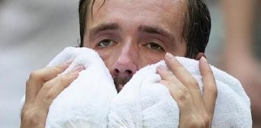 Medvedev frenó a la mitad del partido para recibir atención médica debido a las altas temperaturas