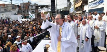Curas celebran la misa en desagravio de Francisco en la periferia de Buenos Aires