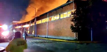 Incendio consume bodega de insumos del IMSS en GAM