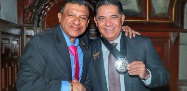 Entregan a Rabindranath Salazar Solorio la condecoración “Medalla Internacional Máximo Orgullo Hispano”