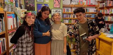 Sofía, Frida, Lalo Pessoa, los libreros, con Clyo Mendoza (falda naranja).