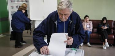 Un ruso vota en el colegio electoral durante el Día de la Votación Única 2023 en Moscú.