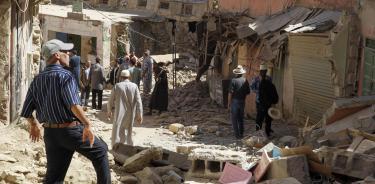 Varios hombres caminas por las calles de Amizmiz, situada a unos 30 kilómetros del epicentro del terremoto