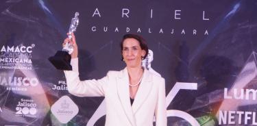 Anna Terrazas gana Mejor Vestuario por ‘Bardo’.