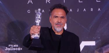 Alejandro González Iñárritu con su Ariel a Mejor Dirección.