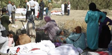 Residentes en la aldea de Tafagajt esperan su turno para enterrar a sus parientes