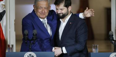 El presidente de México, Andrés Manuel López Obrador, abraza a su homólogo chileno, Gabriel Boric, a su llegada a Santiago