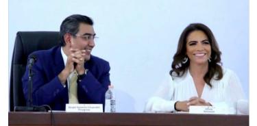El gobernador de Puebla, Sergio Salomón, desea buena suerte a la secretaría de Economía, Oliva Salomón, quien aspira a la gobernatura de la entidad por el Partido Morena