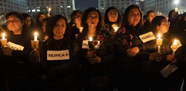 Chilenas participan en una vigilia frente al palacio de La Moneda de Santiago, en víspera del 50 aniversario del golpe