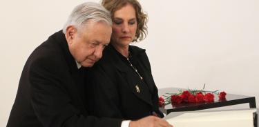 El presidente López Obrador firma en libro de Homenaje a Allende junto a su mujer, Beatriz Gutiérrez