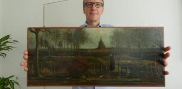 El detective de arte holandés Arthur Brand posando con el título de la pintura ’Parsonage Garden at Nuenen in Spring’.