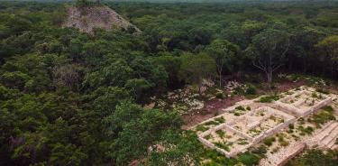 Los restos de un palacio y pirámide en la zona arqueológica de Kabah.